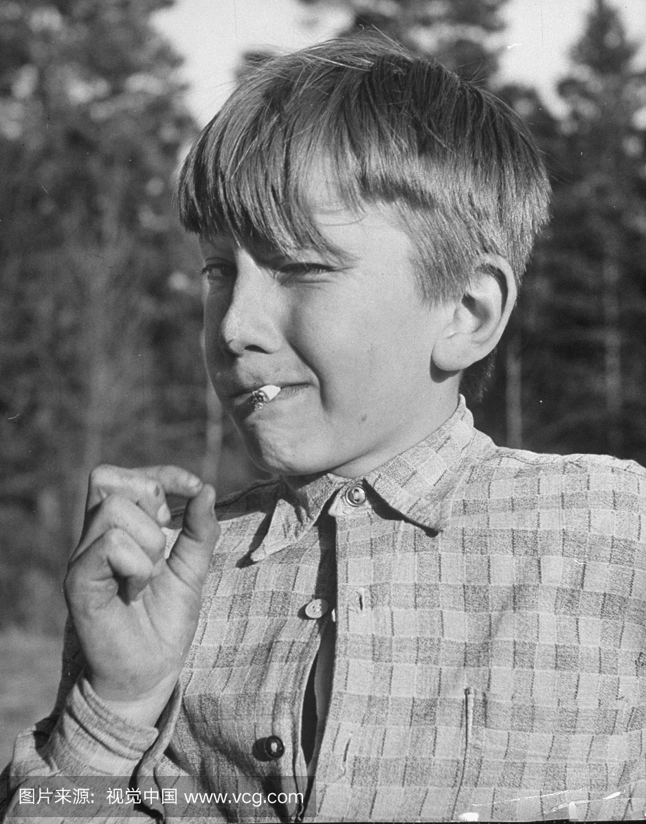 在儿童村为困扰的孩子,小男孩吸烟。