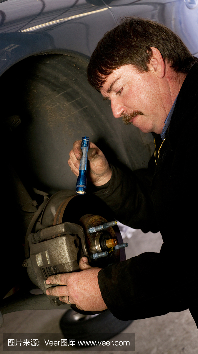 汽车技术员机械检查汽车制动系统的转子