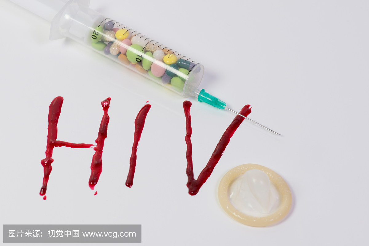 艾滋病特写镜头在血液的由在白色背景的注射器