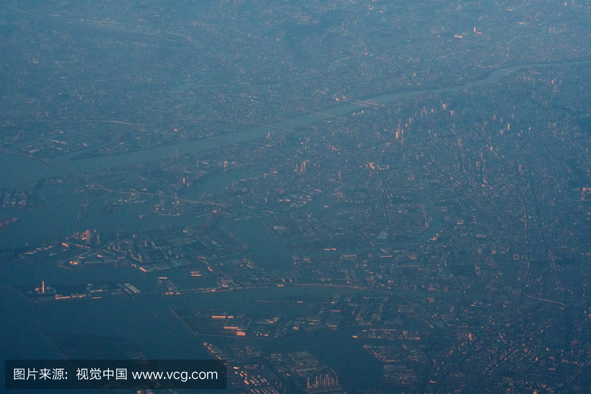 日本大阪府的大阪市中心从飞机的日落时间鸟瞰