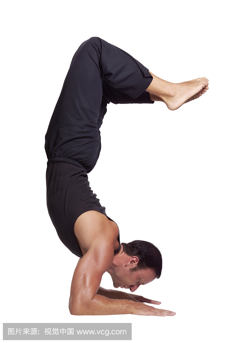一个人练瑜伽,平衡他的前臂与他的腿在空中;侧