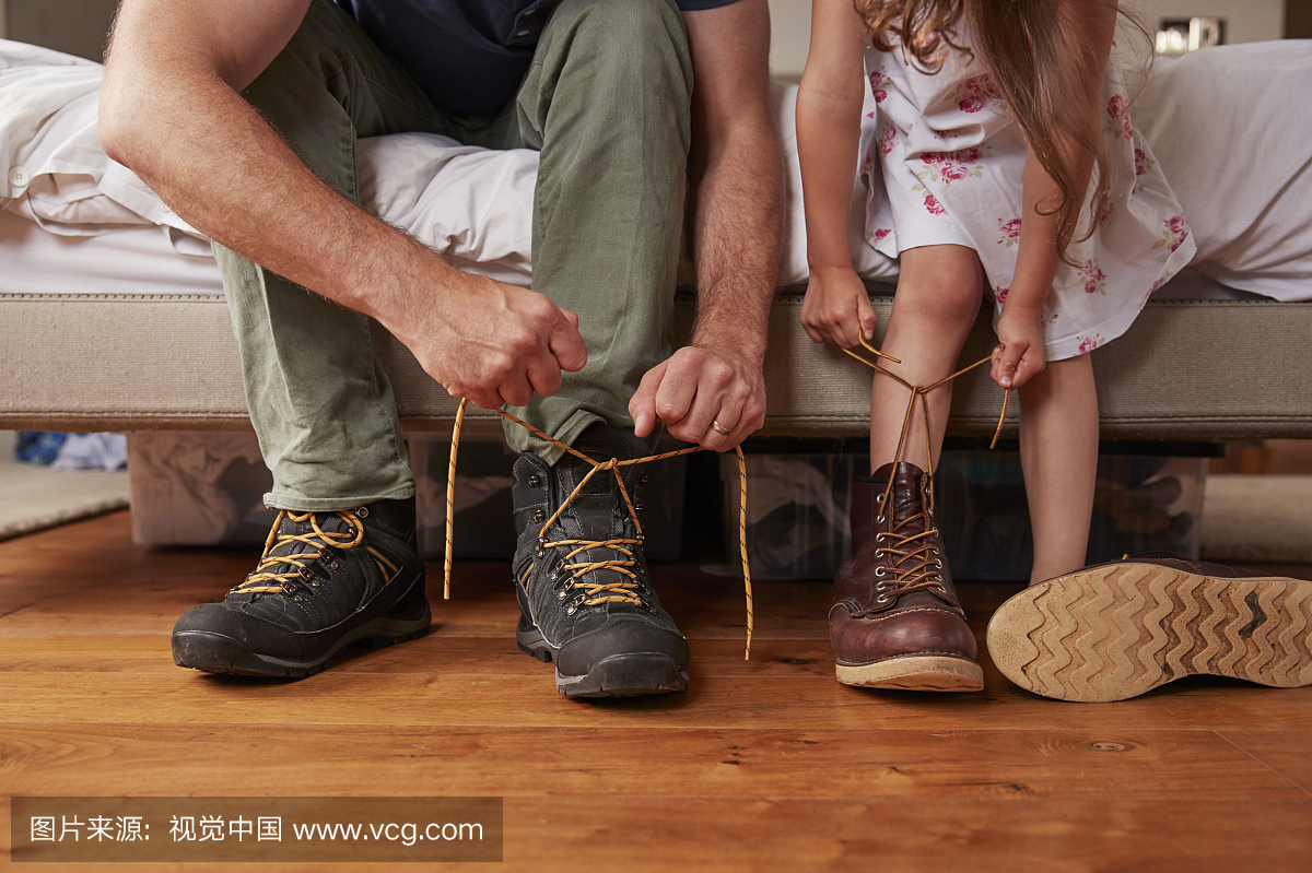 爸爸教女儿如何系鞋带,低节