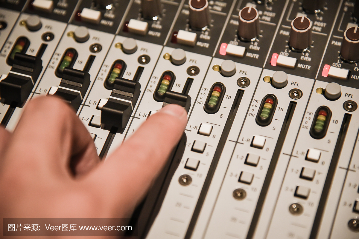 调整现场音乐和演播室设备的音响调音台控制器