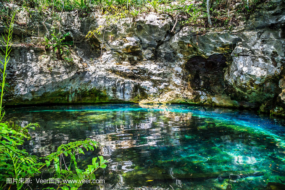 洞穴中的湖泊,墨西哥的冥想
