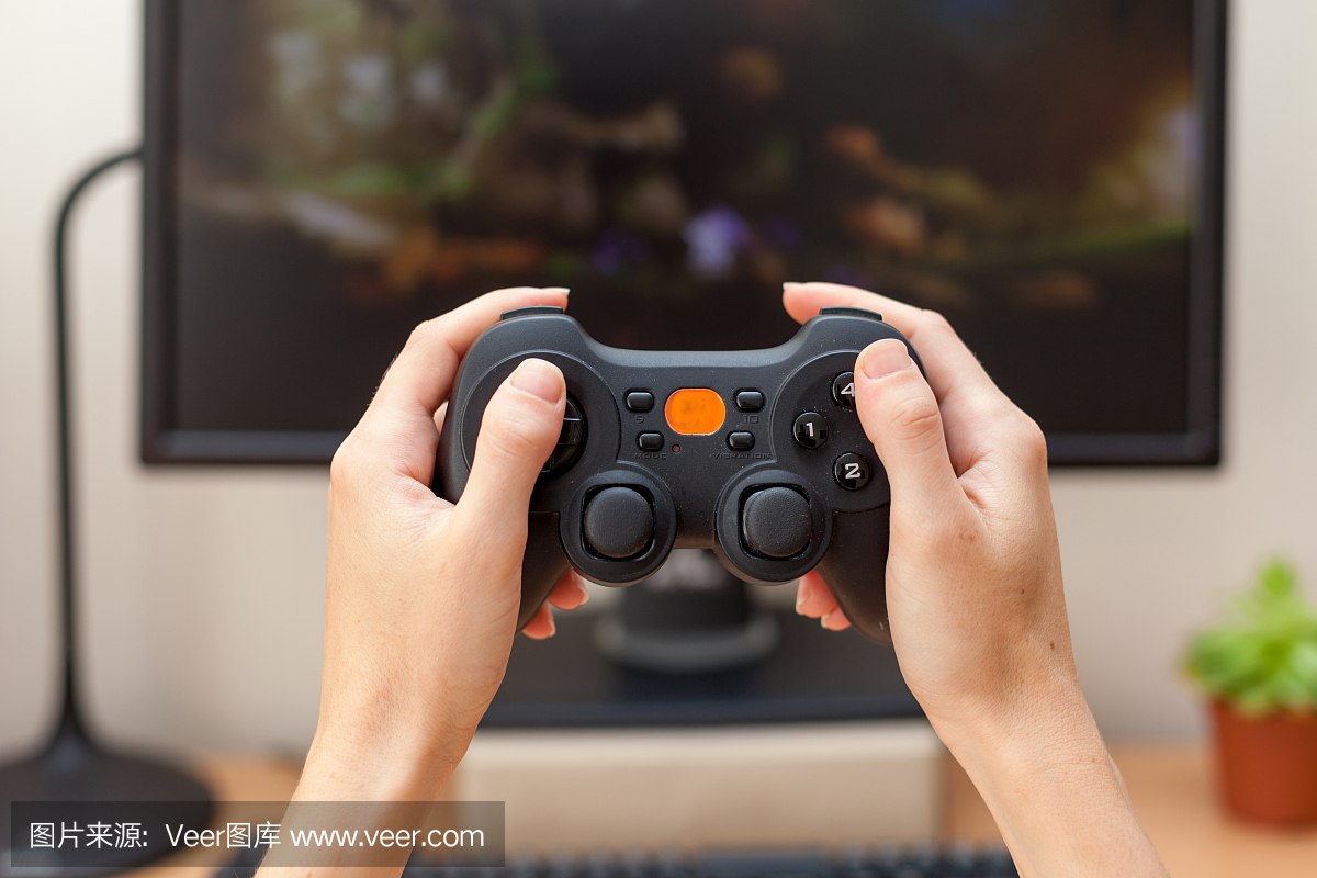 用游戏手柄玩视频游戏,特写镜头