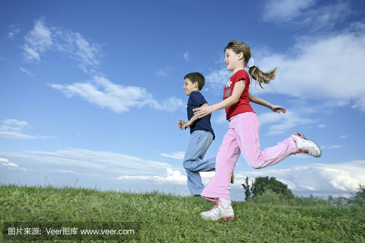 跑步户外的孩子