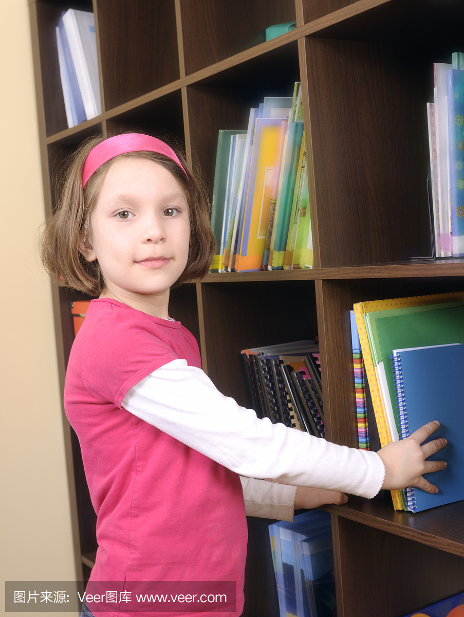 孩子在书架上放书