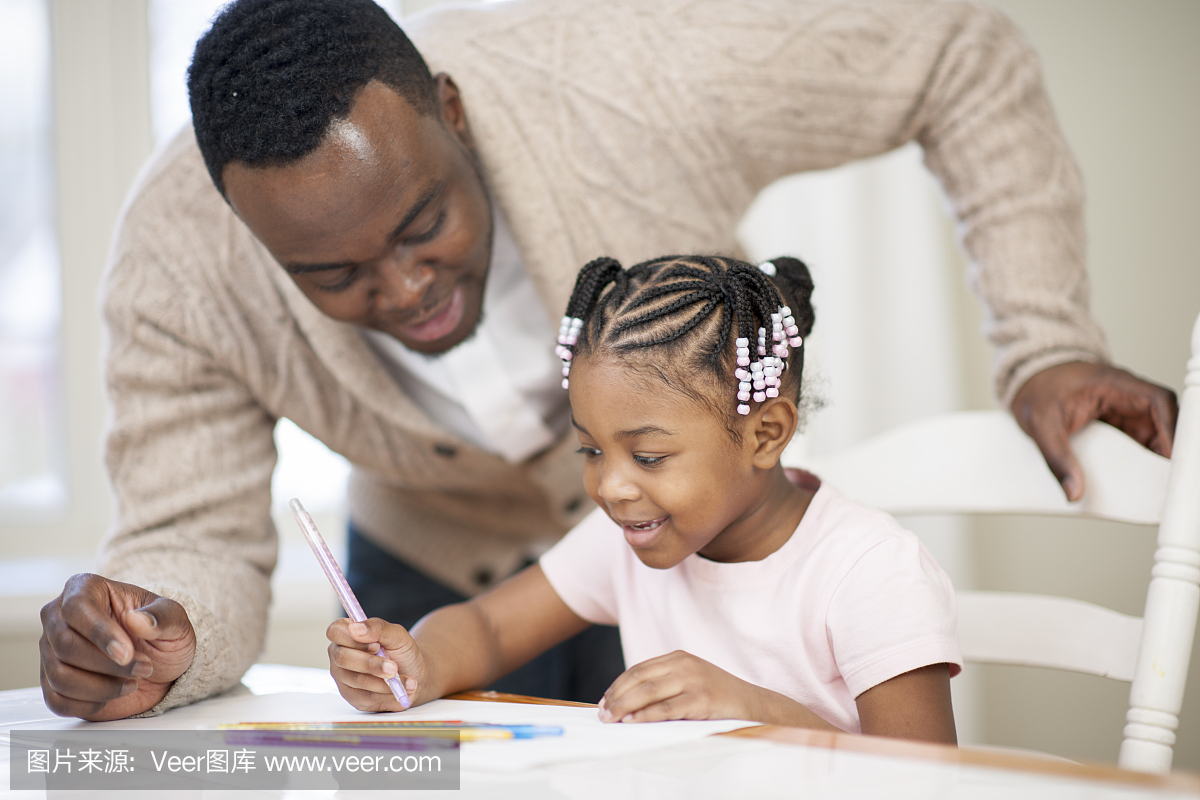 父亲和女儿家庭作业