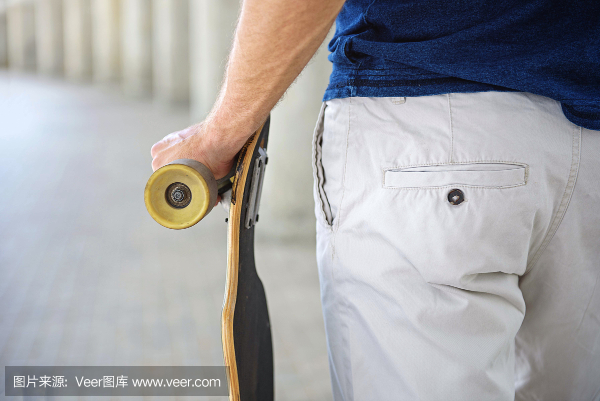 与他的董事会有技巧的男性溜冰者