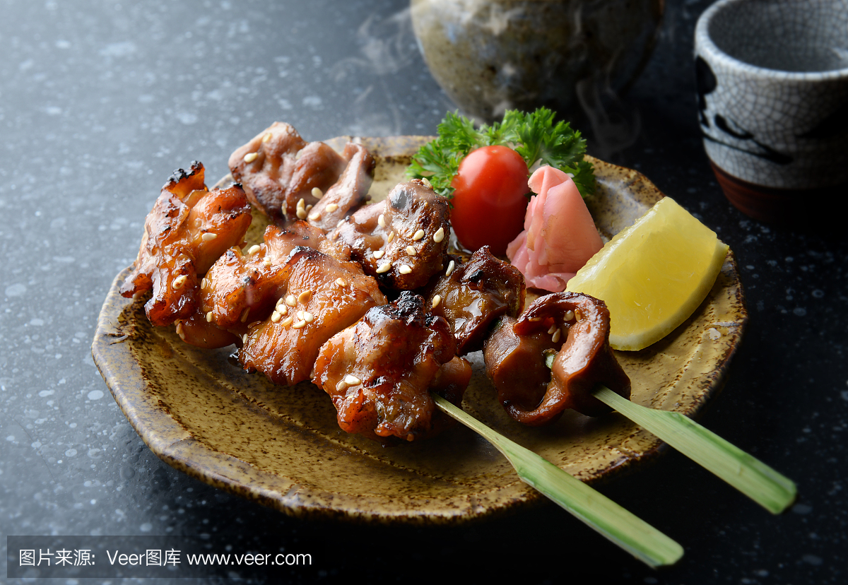 日式鸡肉烧烤或烤鸡肉串。