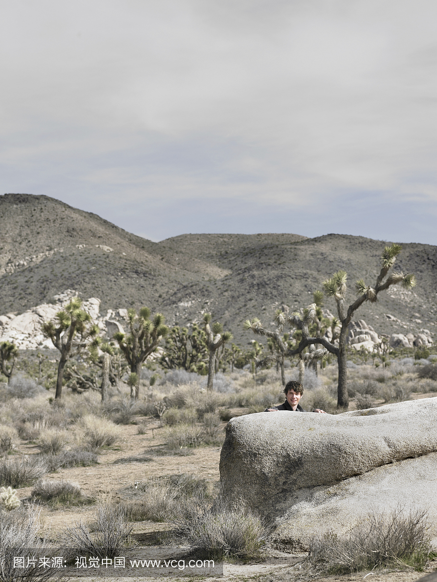 美国,加利福尼亚州,田园诗,人背后大石块在沙漠
