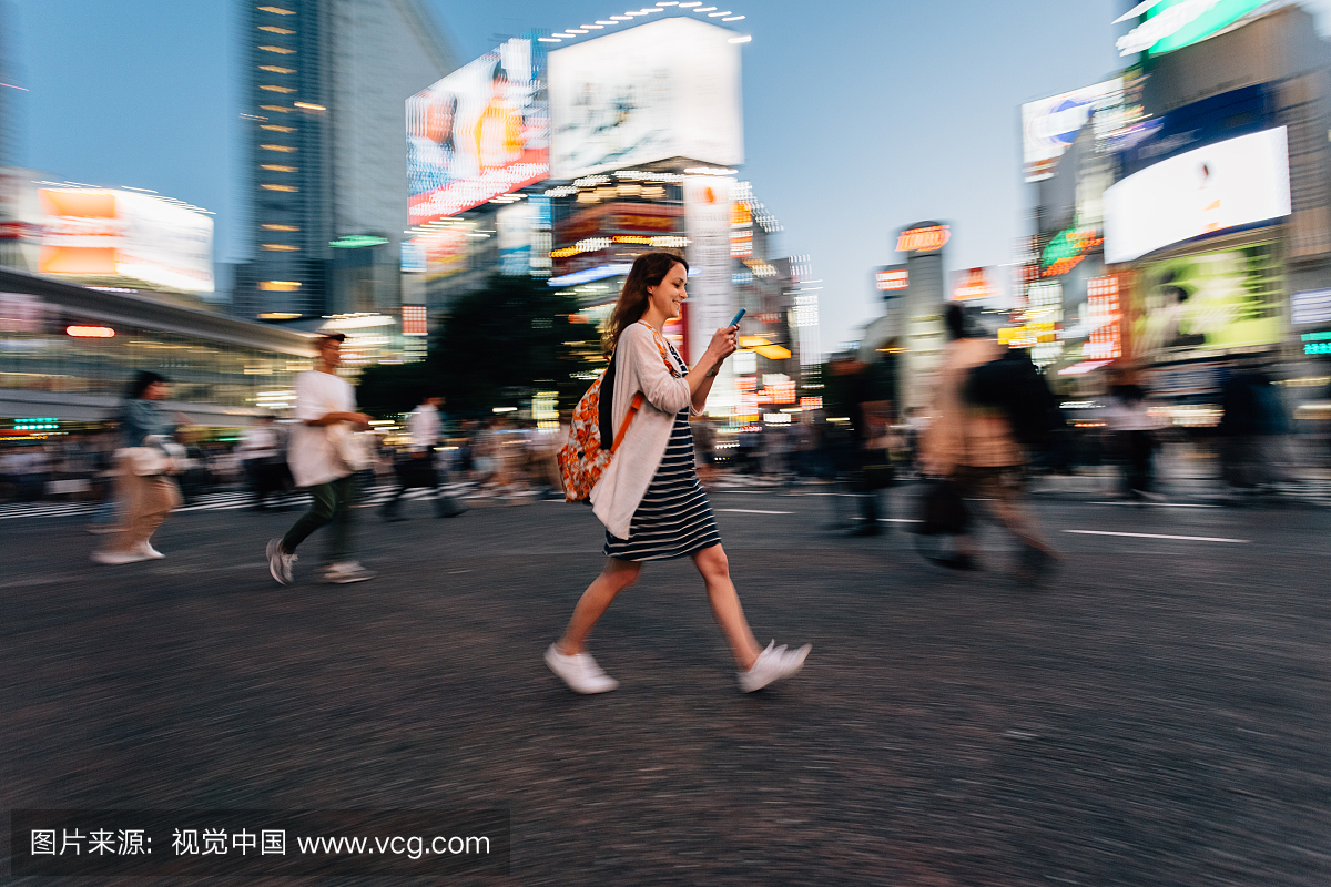 电话在东京的涩谷十字路口的女人
