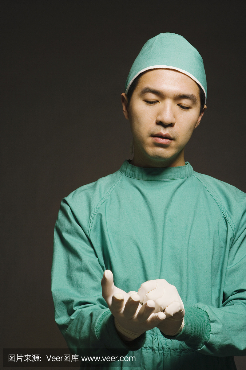 外科医生调整手套,黑色背景