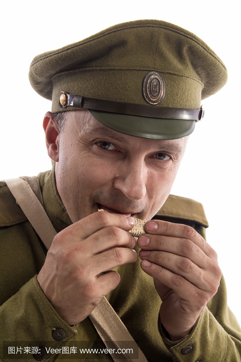 以俄国军队的一名普通的战士的形式男性演员在
