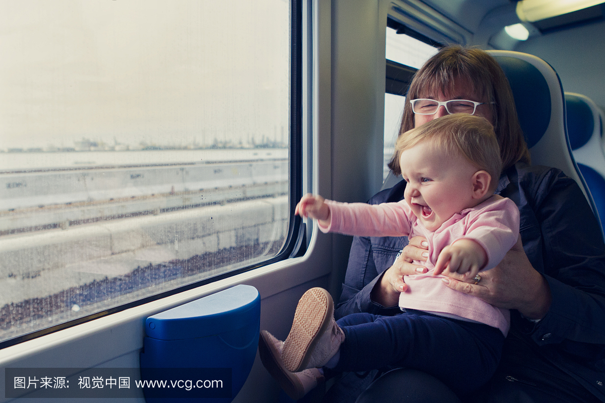 幸福的小女孩和她的第一次乘坐火车