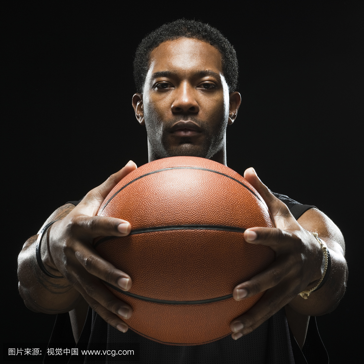 工作室拍摄的篮球运动员持球