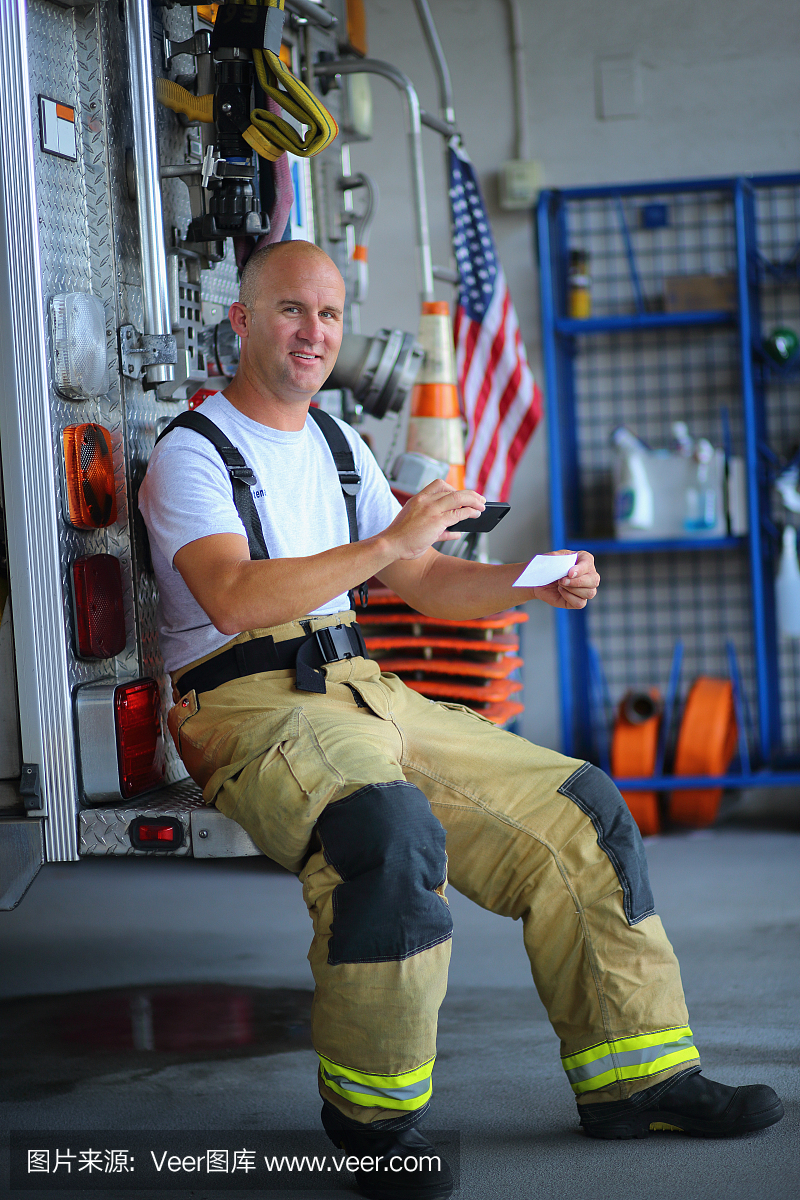 消防员用手机存放支票