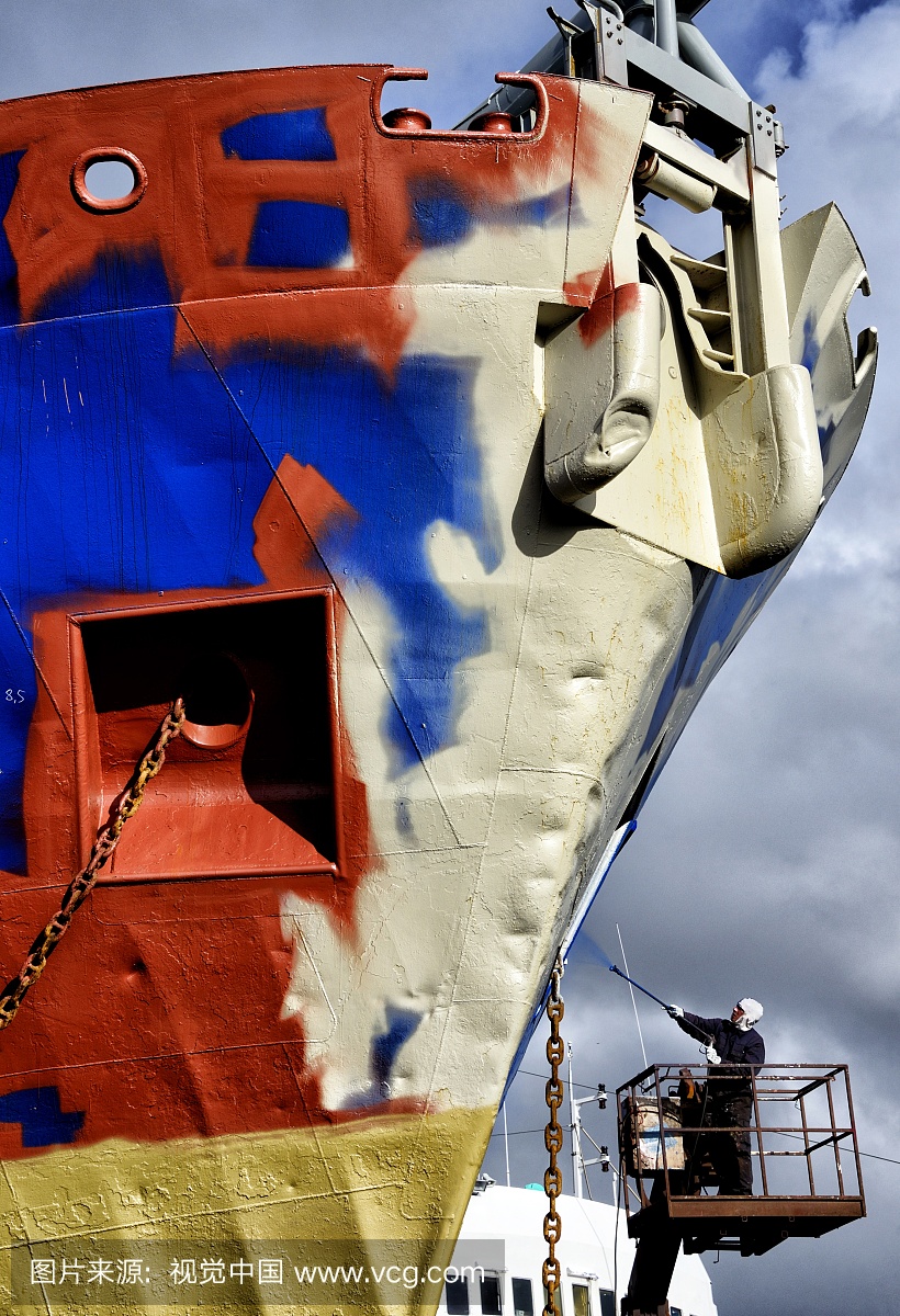 冰岛,雷克雅未克,船厂工人站在樱桃采摘平台上