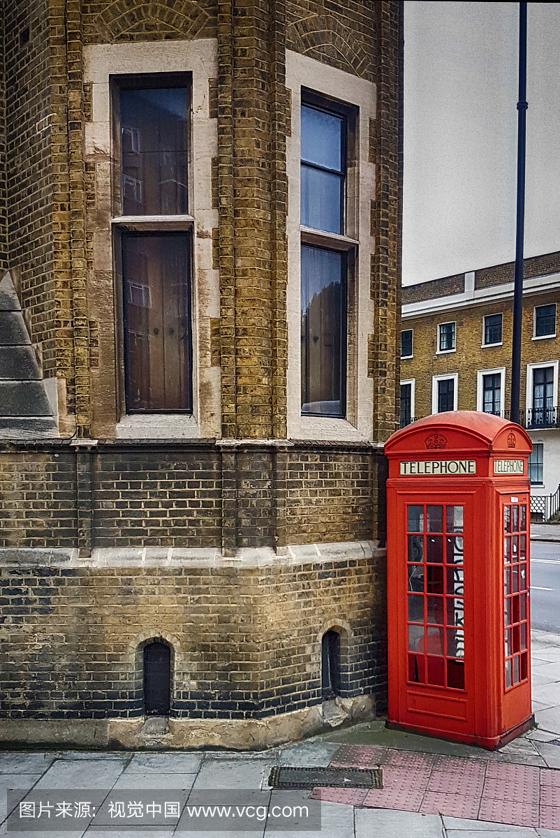角落里的经典红色电话亭(伦敦)