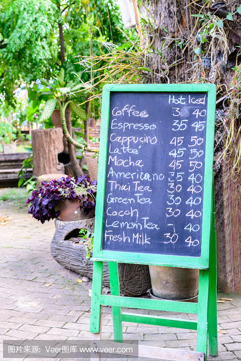 用绿色框架黑板上的粉笔用英文写的咖啡菜单。