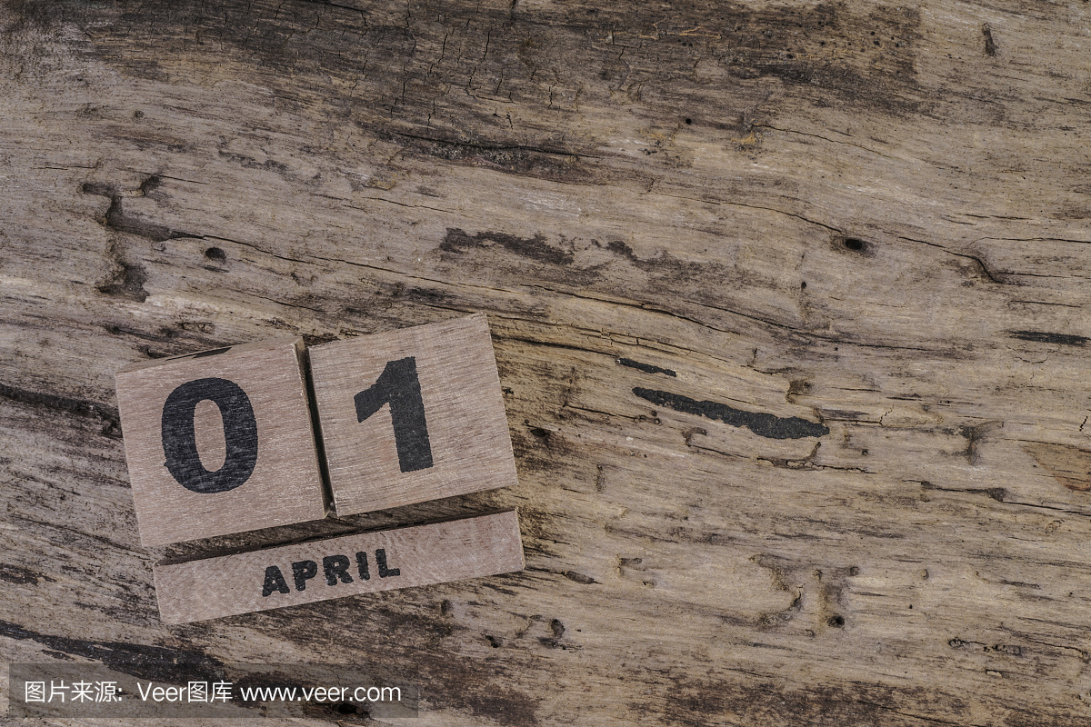 4月的立方体日历在木背景上