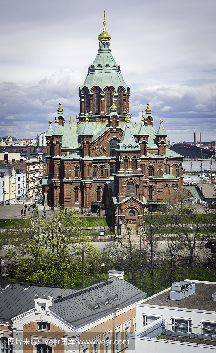 赫尔辛基Uspenski大教堂俯瞰港口天际线屋顶