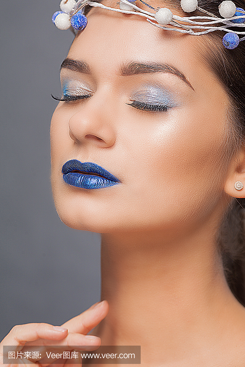 冬天美女。圣诞女孩化妆。冰雪皇后