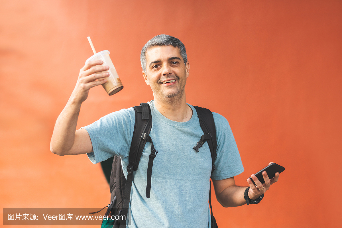 中老年男人,杯,仅一个中老年男人,彩色背景
