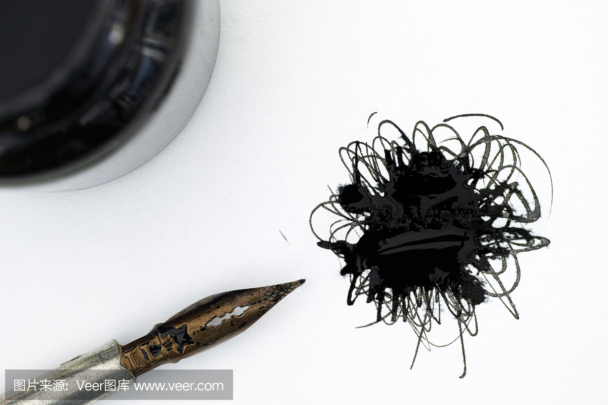 黑色墨水斑点在白纸上,笔和墨水瓶。