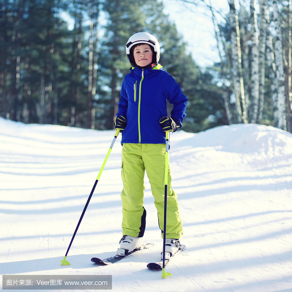 专业滑雪男孩在运动服和头盔,阳光明媚的冬天