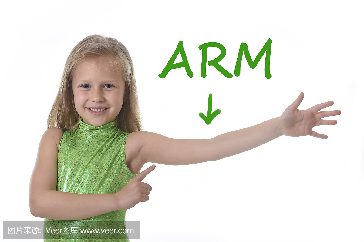 年轻的女生指着手臂在身体部位学习英文单词