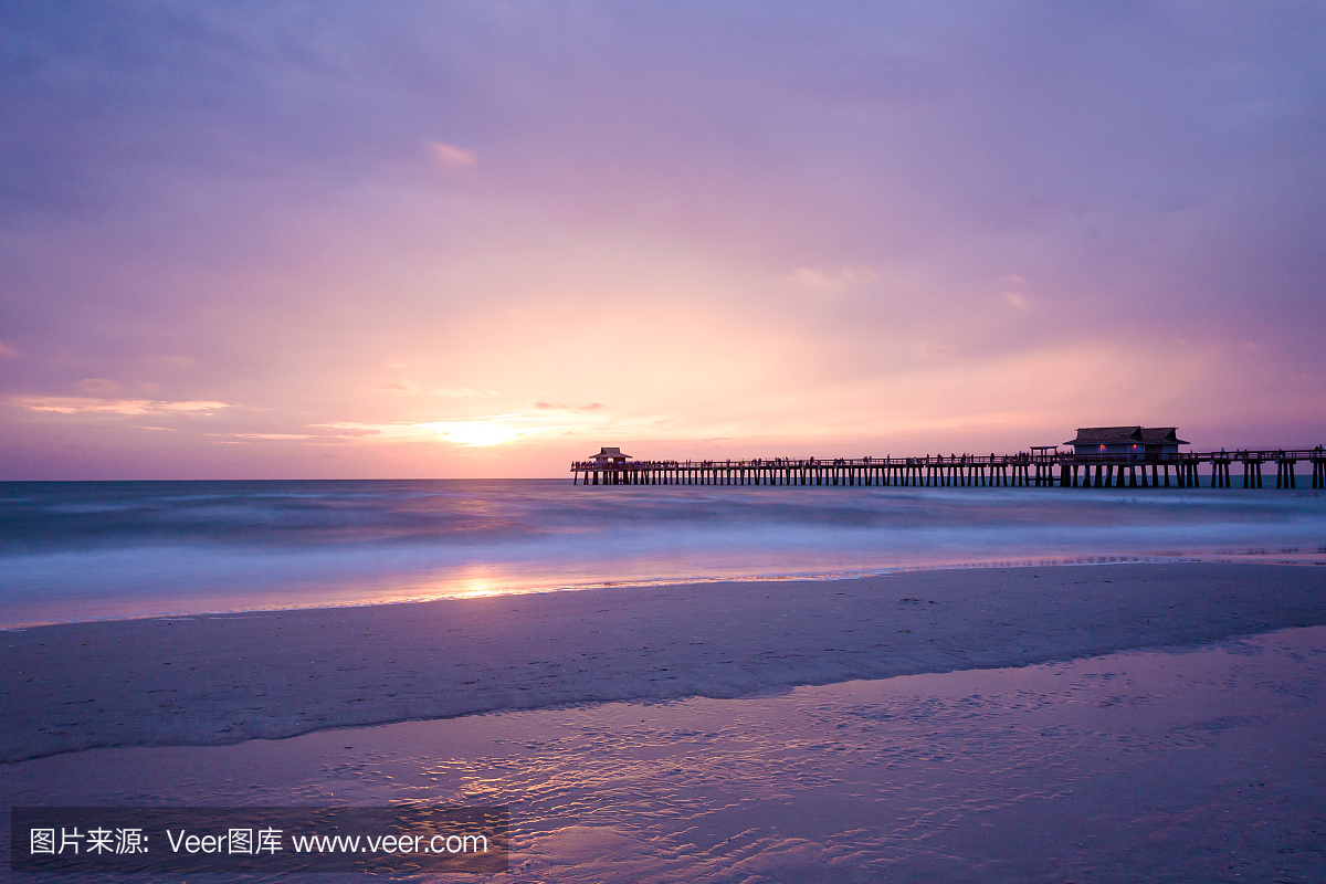 天堂像日落时分的那不勒斯海滩,美国南佛罗里