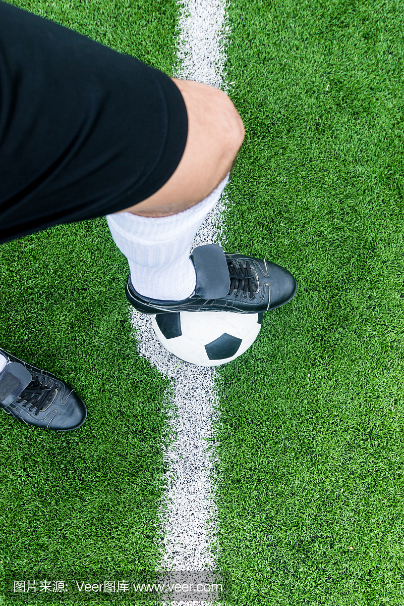 足球运动员准备在开球时开球