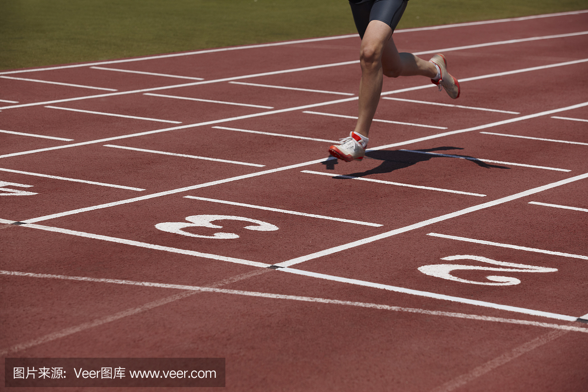 跑步跑道上的男运动员的细节
