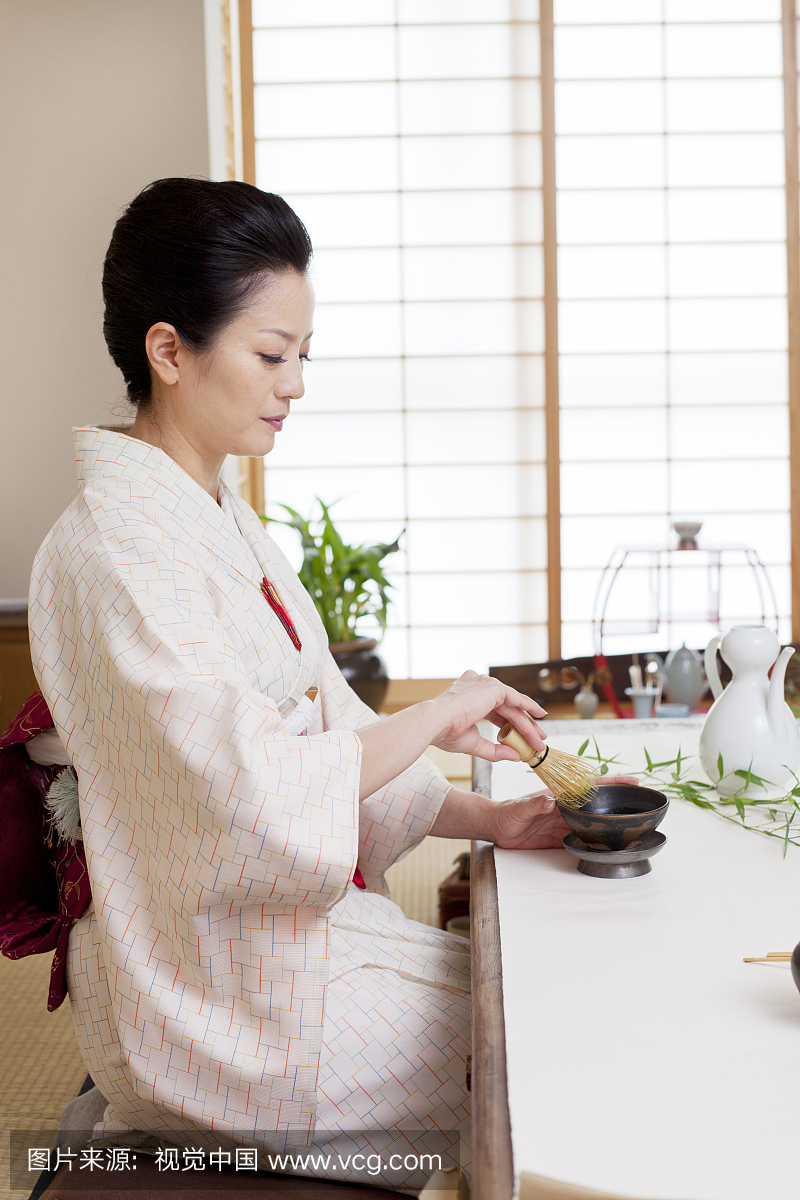 穿和服的女人做茶道