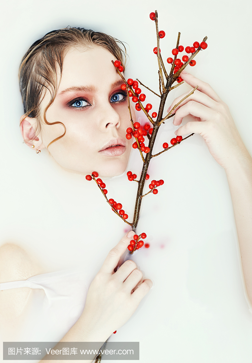 树枝与红色浆果在手女人金发湿头发明亮美丽艺