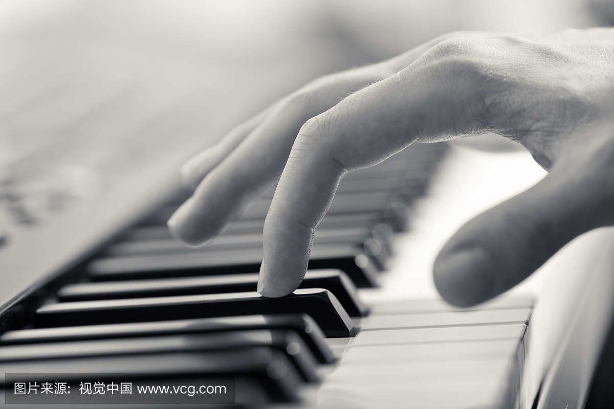 手指弹钢琴键