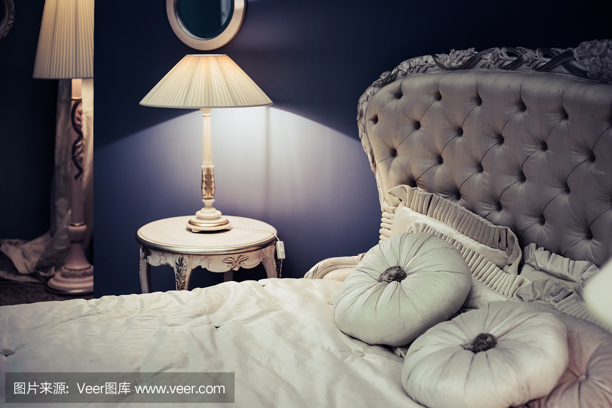 豪华卧室皇家内部;床上配有柔滑的床头板和漂