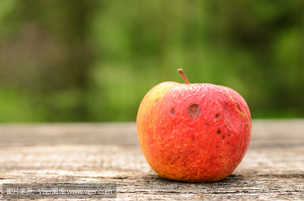 烂苹果在木桌上