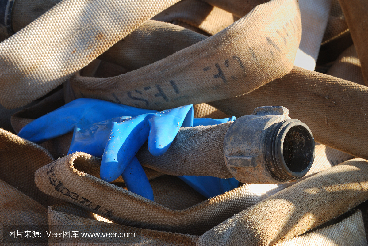 高压帆布软管与蓝色橡胶手套