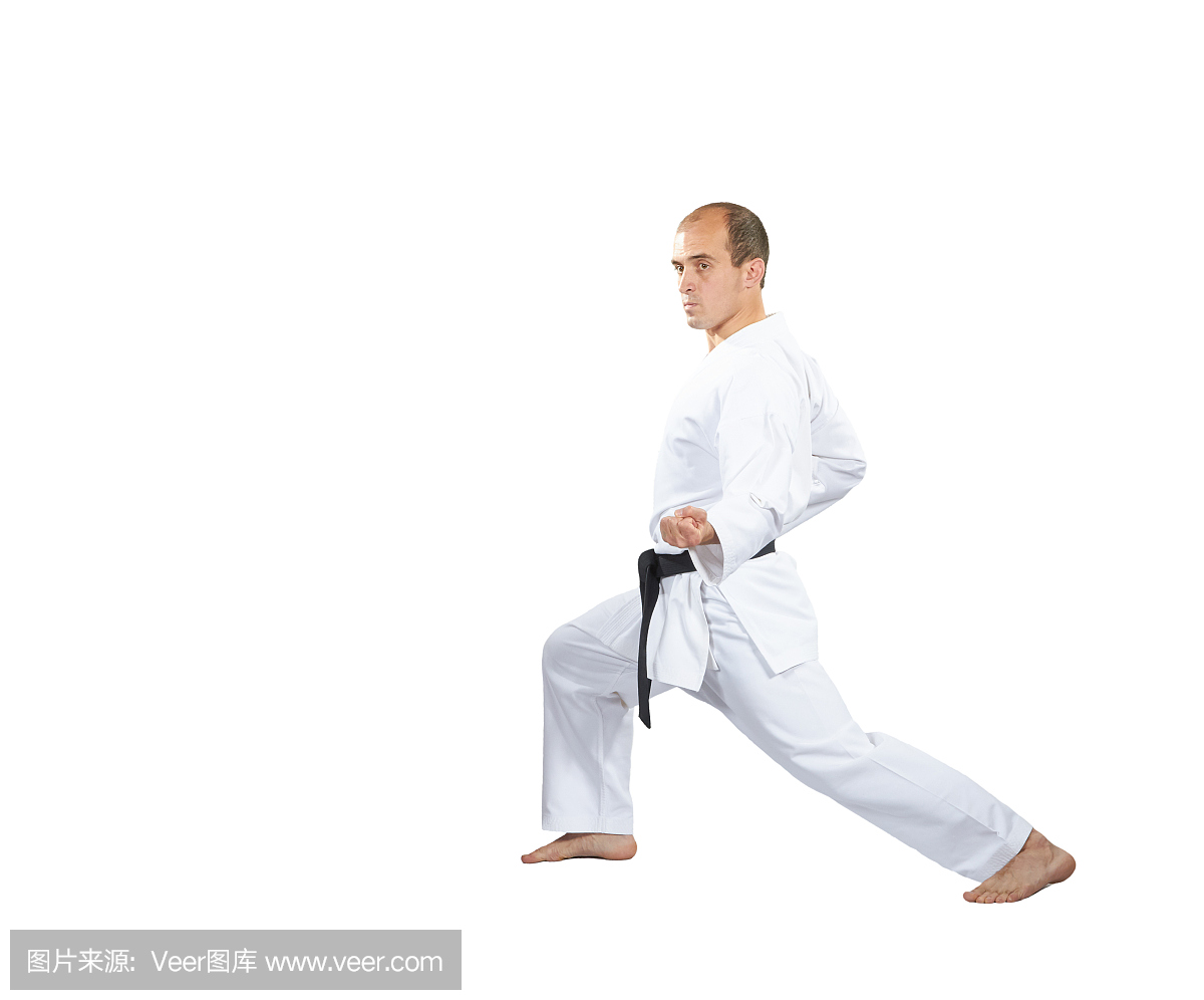 在karategi,一个男人用手捏住一块