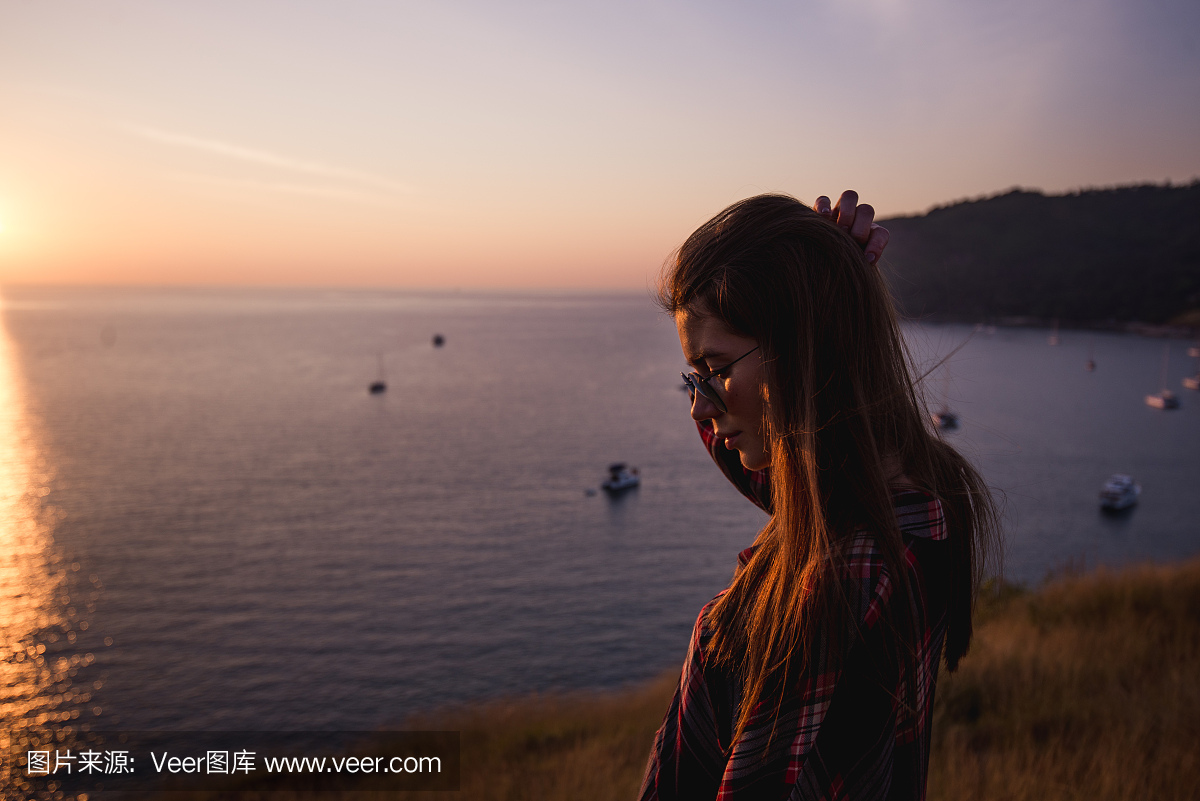 夏天短发明媚的生活方式肖像阳光的年轻时尚时如何v短发时尚图片