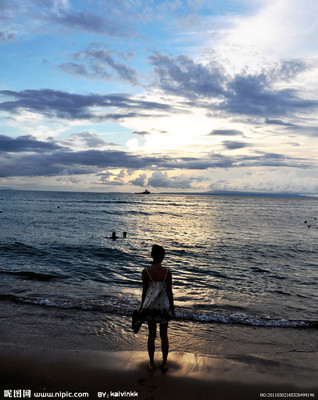 美女背影图片 海边比基尼美女背影高清图片下-51kb