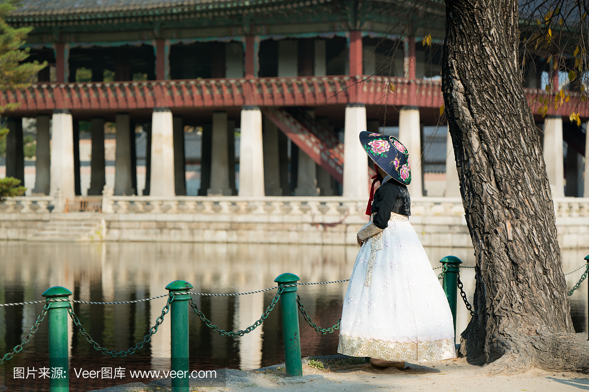 穿着韩服的韩国女士在首尔市的宫殿里散步和旅