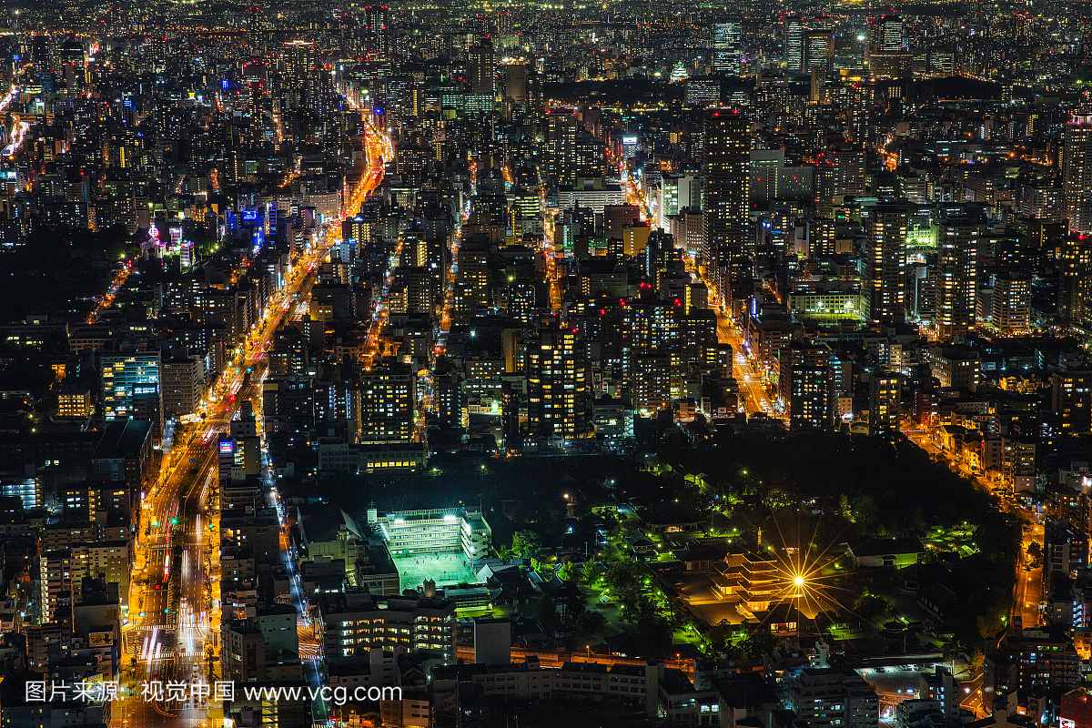 大阪城市景观在晚上