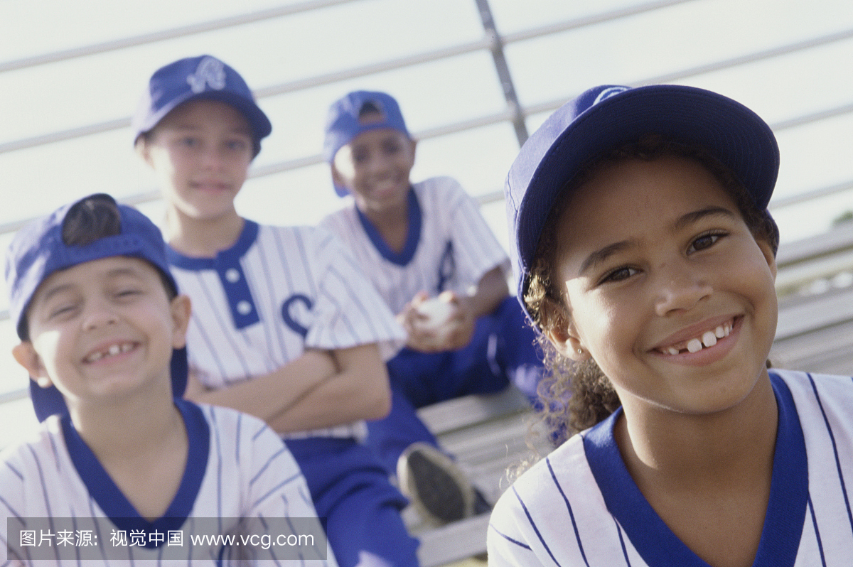 来自一个小联盟棒球队的男孩和女孩的肖像