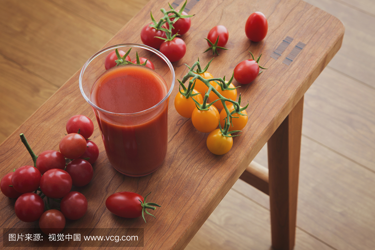 一杯番茄汁和新挑选的西红柿