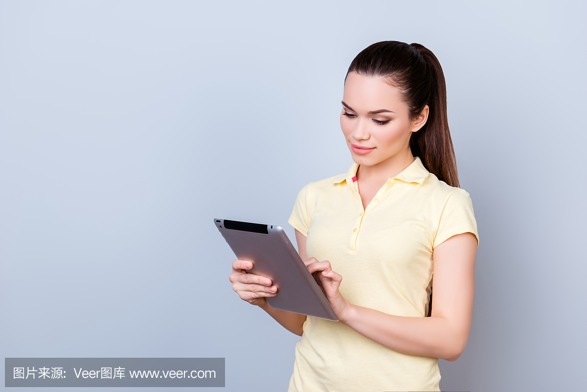 图片漂亮的短裙美女在她的平板电脑上v图片,站香港黑发学生重点图片