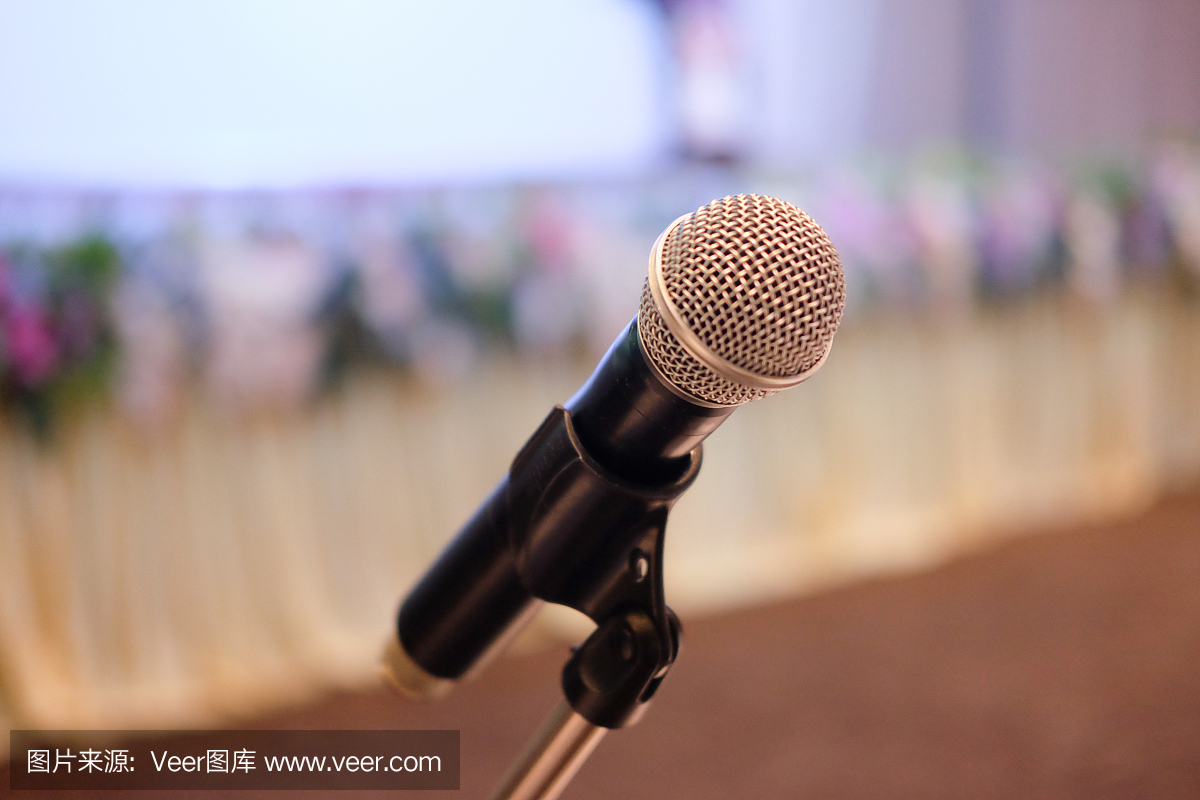 在会议室会议大厅关闭讲话和教学麦克风