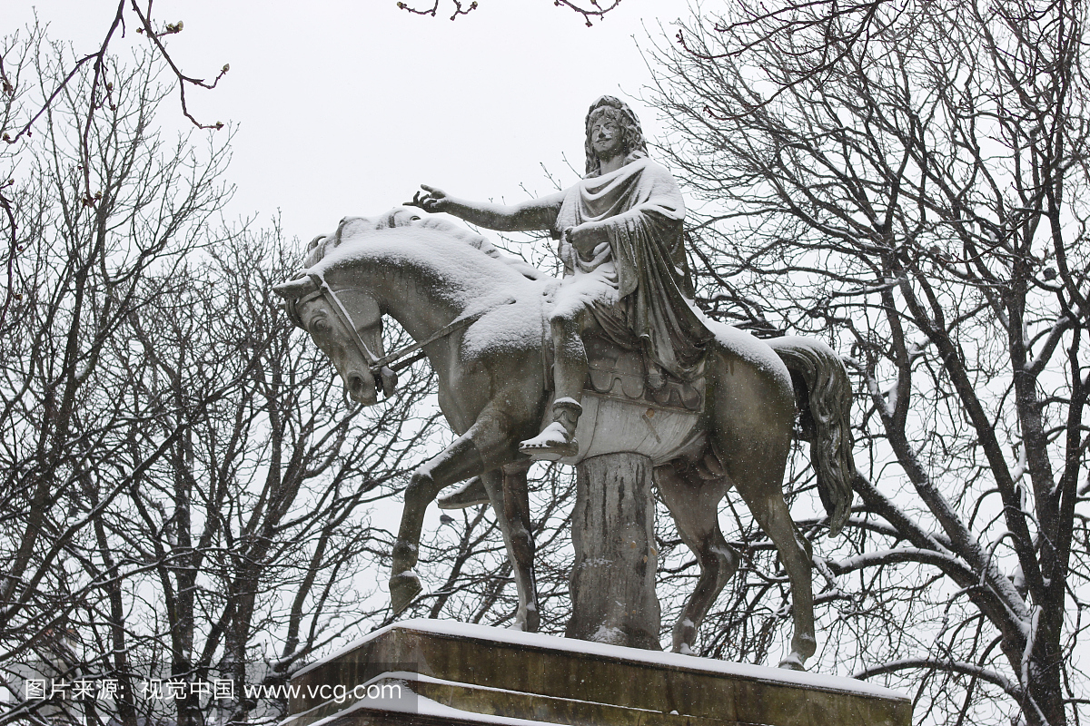 法国,巴黎,孚日山,国王路易十三雕像在雪地里